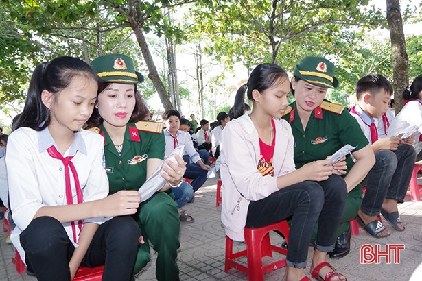 Tặng sách cho học sinh vùng biên giới Hương Khê