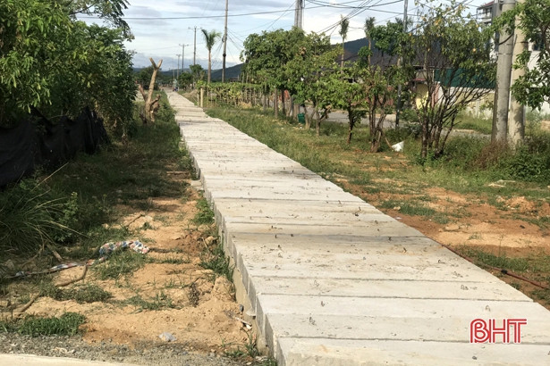 Tiếp thu phản ánh của Báo Hà Tĩnh, kênh tưới thủy lợi xuyên khu dân cư ở TX Kỳ Anh được lắp nắp đậy 