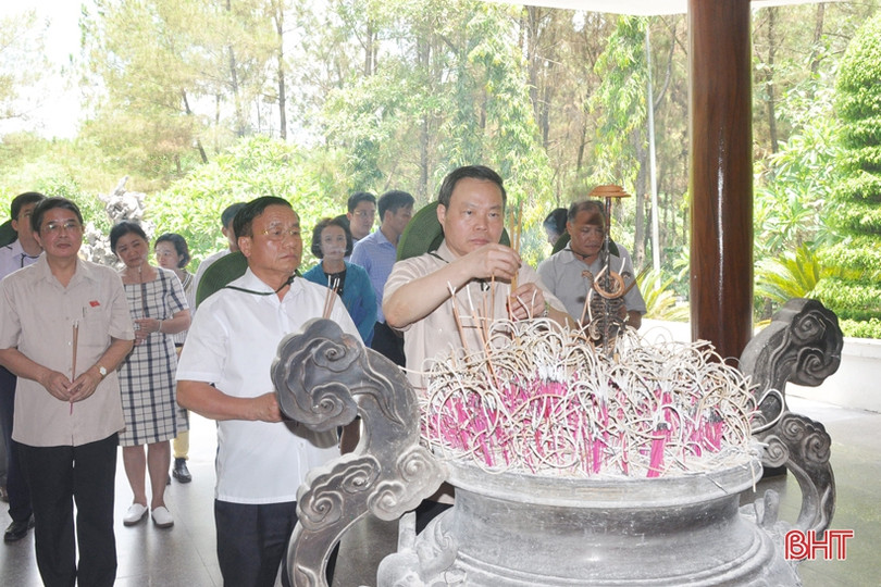 Phó Chủ tịch Quốc hội Phùng Quốc Hiển dâng hương tại Ngã ba Đồng Lộc