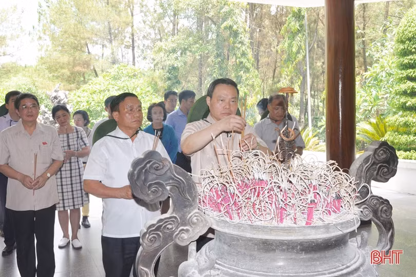 Phó Chủ tịch Quốc hội Phùng Quốc Hiển dâng hương tại Ngã ba Đồng Lộc