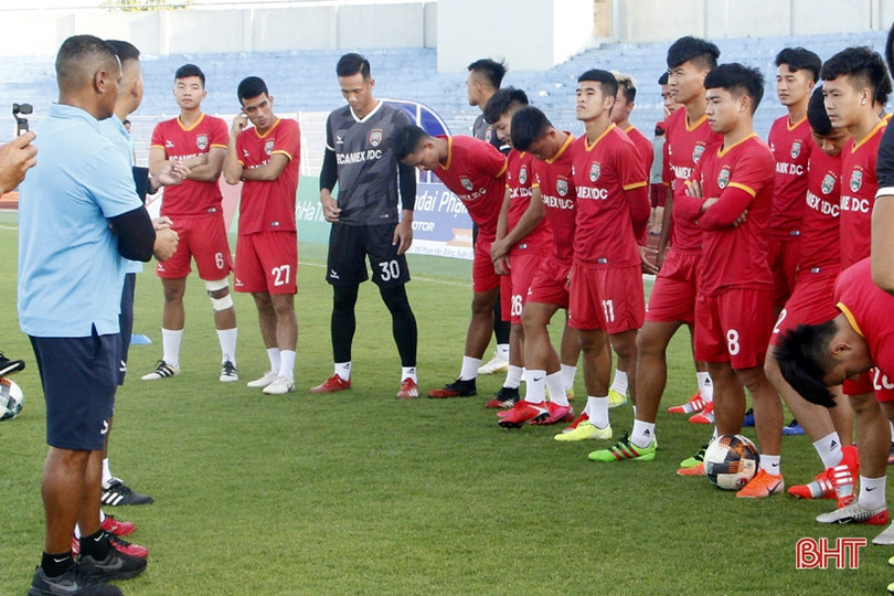 Các fan vây quanh Tiến Linh trong buổi tập làm quen SVĐ Hà Tĩnh