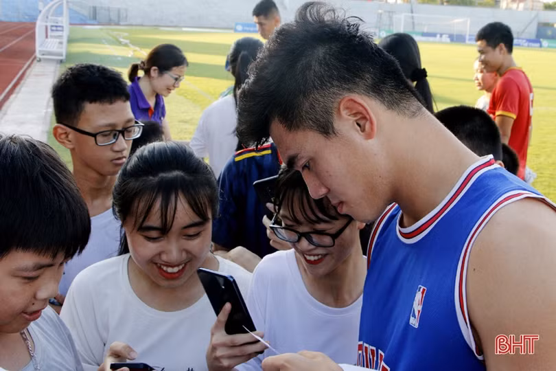 Các fan vây quanh Tiến Linh trong buổi tập làm quen SVĐ Hà Tĩnh