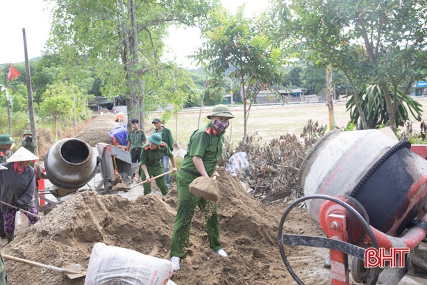 Gác ngày nghỉ, cán bộ, chiến sỹ ở Hương Sơn giúp dân xây dựng NTM