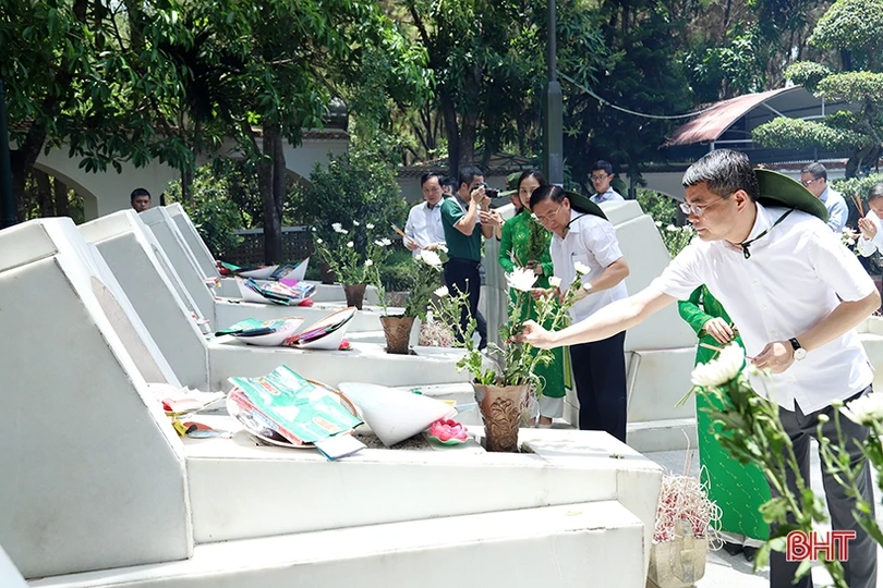 Thống đốc Ngân hàng Nhà nước Lê Minh Hưng dâng hương tại Khu di tích Ngã ba Đồng Lộc