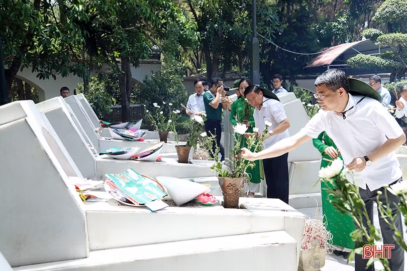 Thống đốc Ngân hàng Nhà nước Lê Minh Hưng dâng hương tại Khu di tích Ngã ba Đồng Lộc