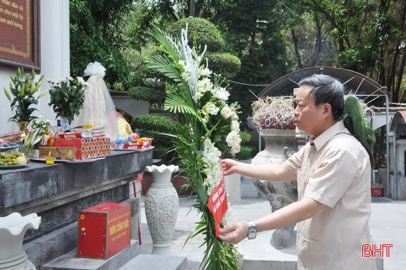 Phó Chủ tịch Quốc hội Phùng Quốc Hiển dâng hương tại Ngã ba Đồng Lộc