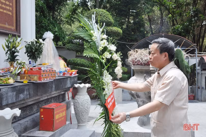 Phó Chủ tịch Quốc hội Phùng Quốc Hiển dâng hương tại Ngã ba Đồng Lộc