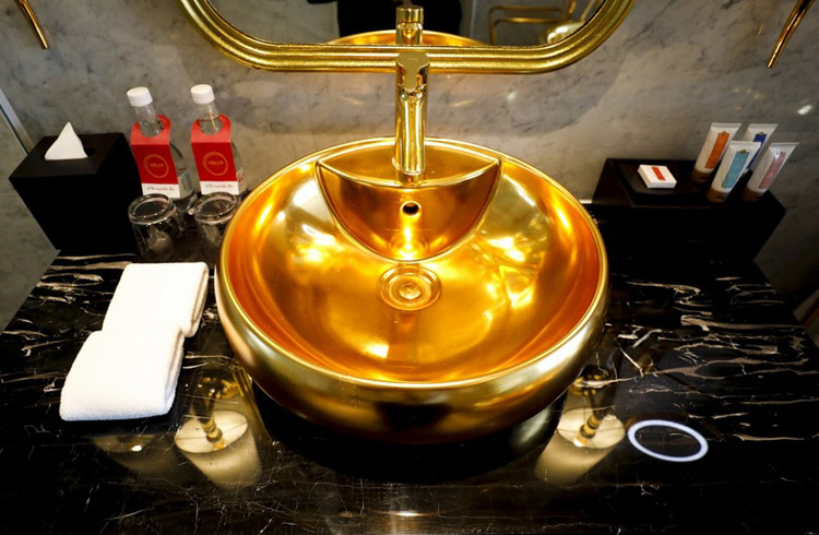 Báo nước ngoài trầm trồ về khách sạn dát vàng ở Việt Nam