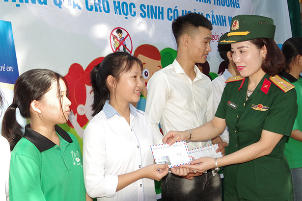 Tặng sách cho học sinh vùng biên giới Hương Khê
