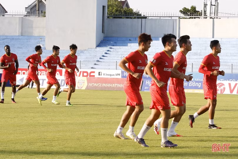 Các fan vây quanh Tiến Linh trong buổi tập làm quen SVĐ Hà Tĩnh