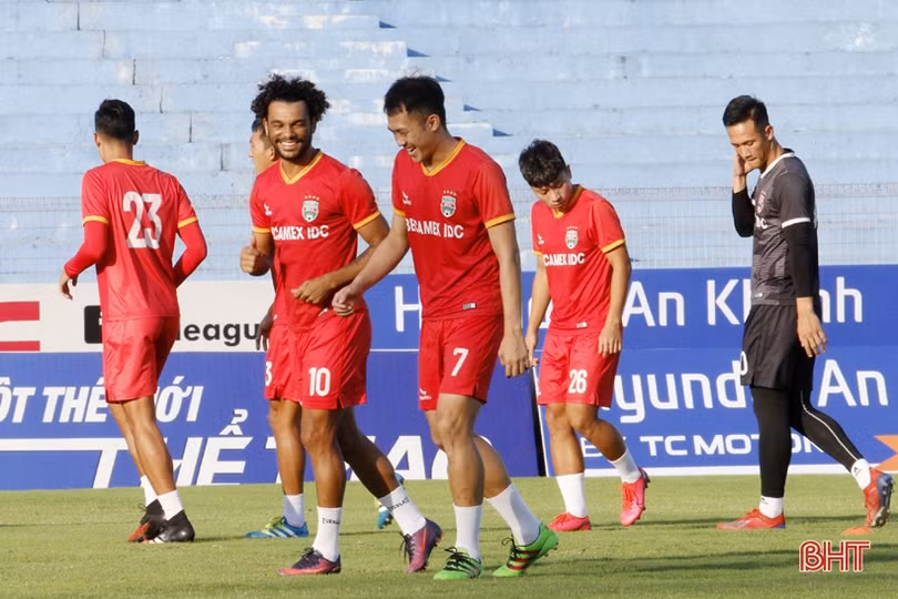 Các fan vây quanh Tiến Linh trong buổi tập làm quen SVĐ Hà Tĩnh