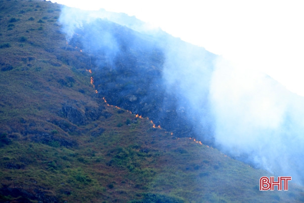 Kịp thời khống chế đám cháy khu vực núi Cao Vọng, thị xã Kỳ Anh