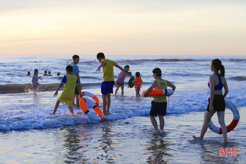 Sáng tinh mơ, du khách thích thú tắm biển, mua hải sản ở Hà Tĩnh