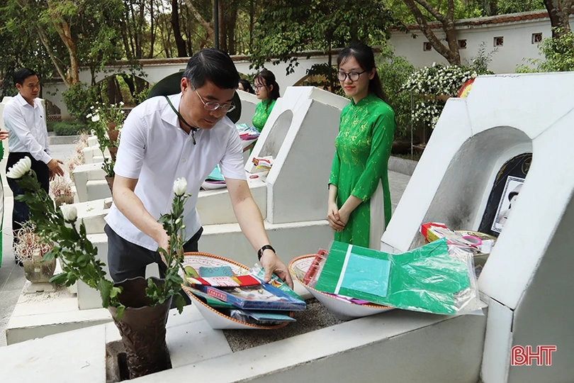 Thống đốc Ngân hàng Nhà nước Lê Minh Hưng dâng hương tại Khu di tích Ngã ba Đồng Lộc