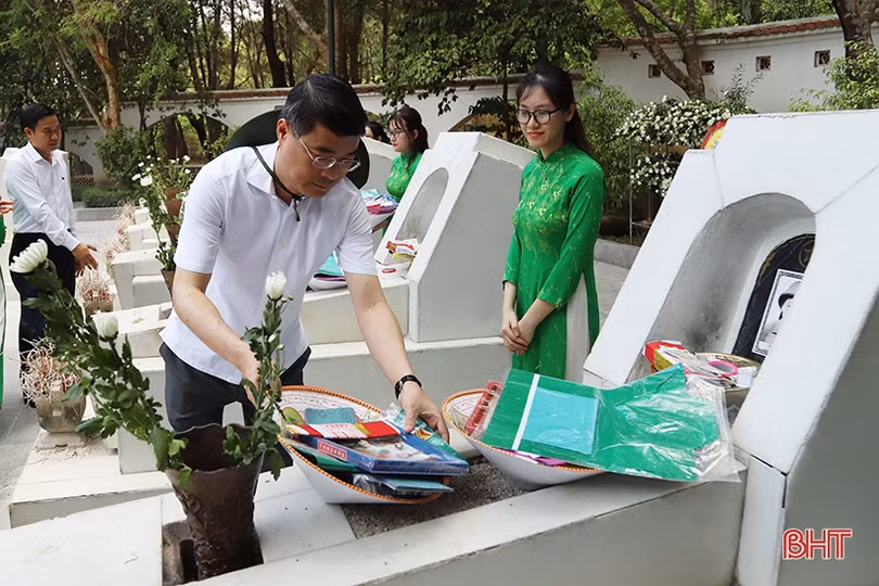 Thống đốc Ngân hàng Nhà nước Lê Minh Hưng dâng hương tại Khu di tích Ngã ba Đồng Lộc