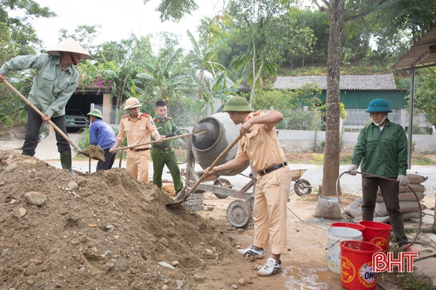 Gác ngày nghỉ, cán bộ, chiến sỹ ở Hương Sơn giúp dân xây dựng NTM