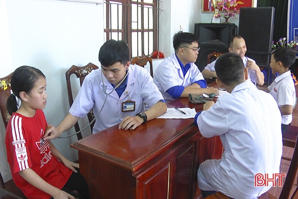 Khám, cấp thuốc miễn phí cho học sinh mồ côi ở Đức Thọ