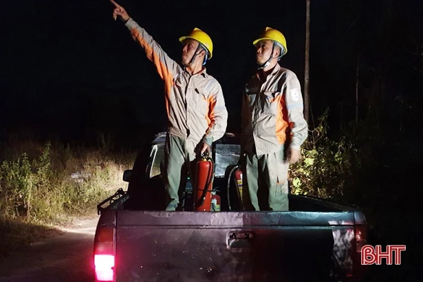 Cháy rừng đe dọa đường dây, Điện lực Hương Sơn chủ động phòng ngừa sự cố