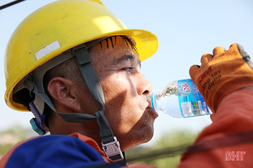 Công nhân Điện lực Hà Tĩnh “đội nắng” canh dòng điện an toàn