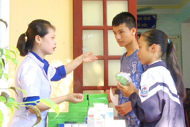 Khám, cấp thuốc miễn phí cho học sinh mồ côi ở Đức Thọ
