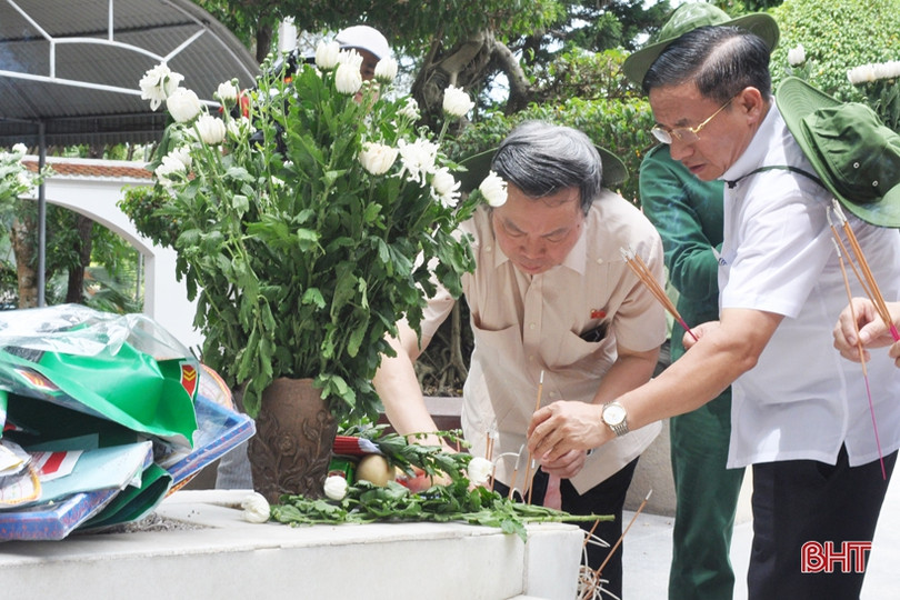 Phó Chủ tịch Quốc hội Phùng Quốc Hiển dâng hương tại Ngã ba Đồng Lộc
