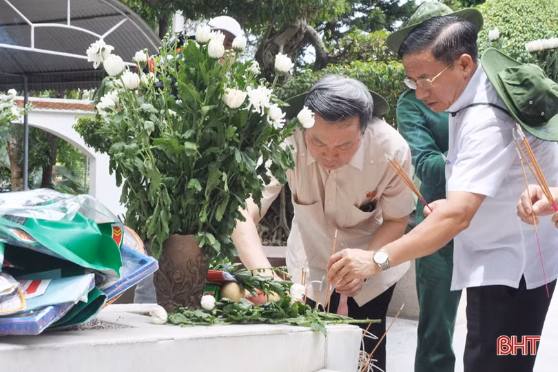 Phó Chủ tịch Quốc hội Phùng Quốc Hiển dâng hương tại Ngã ba Đồng Lộc