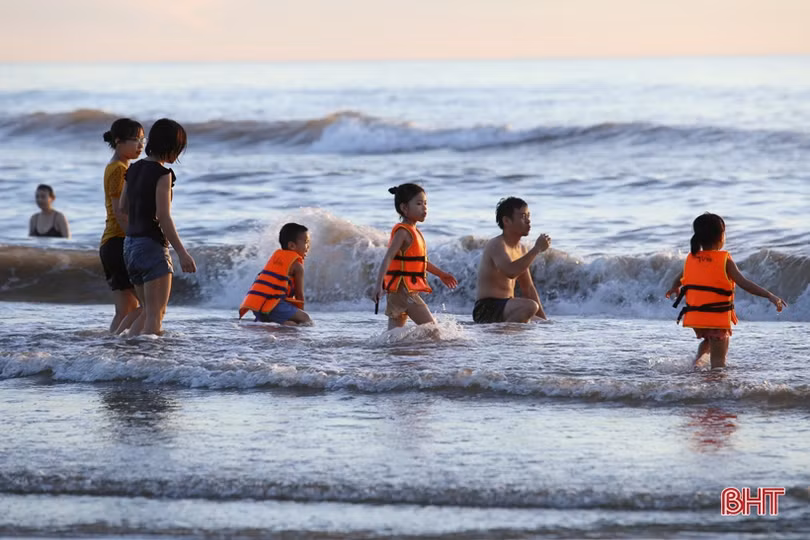 Sáng tinh mơ, du khách thích thú tắm biển, mua hải sản ở Hà Tĩnh