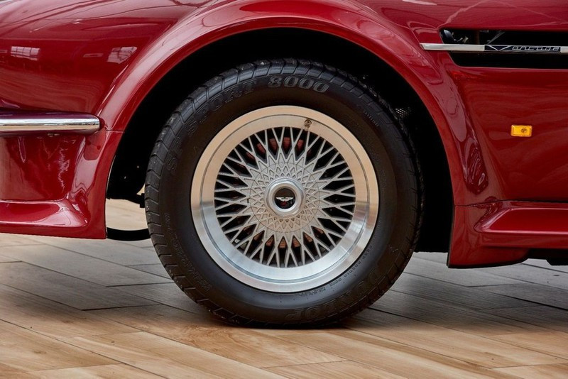 Xe cổ Aston Martin V8 Volante 1988 của David Beckham được rao bán