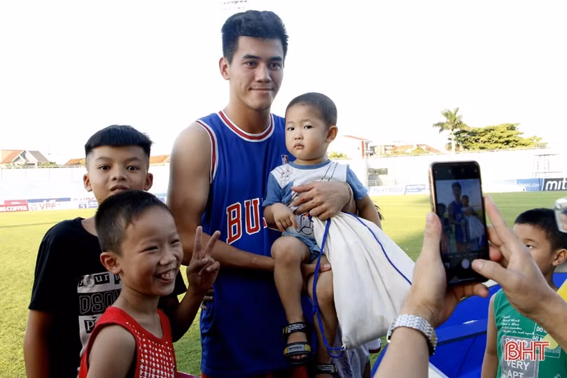 Các fan vây quanh Tiến Linh trong buổi tập làm quen SVĐ Hà Tĩnh