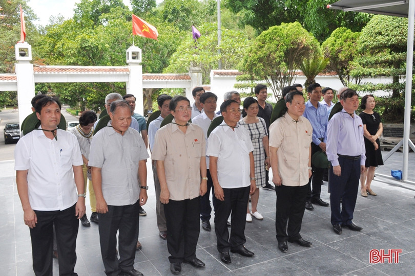 Phó Chủ tịch Quốc hội Phùng Quốc Hiển dâng hương tại Ngã ba Đồng Lộc