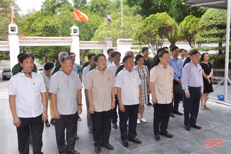 Phó Chủ tịch Quốc hội Phùng Quốc Hiển dâng hương tại Ngã ba Đồng Lộc