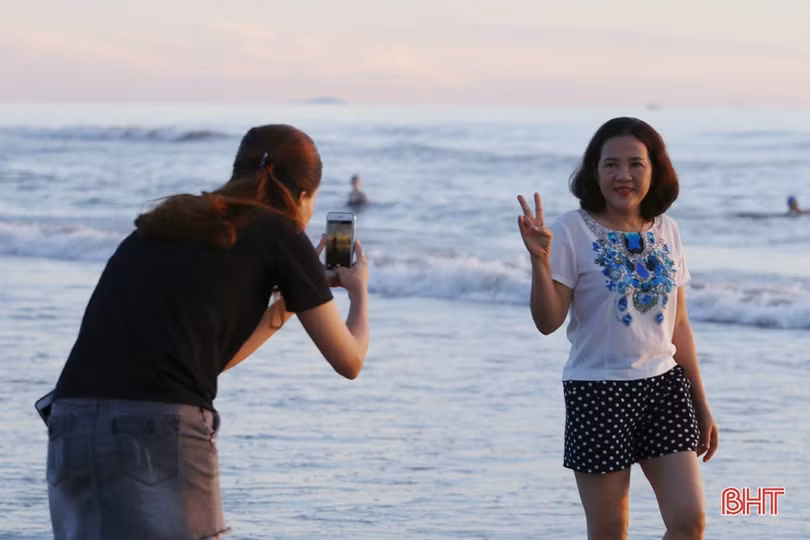 Sáng tinh mơ, du khách thích thú tắm biển, mua hải sản ở Hà Tĩnh