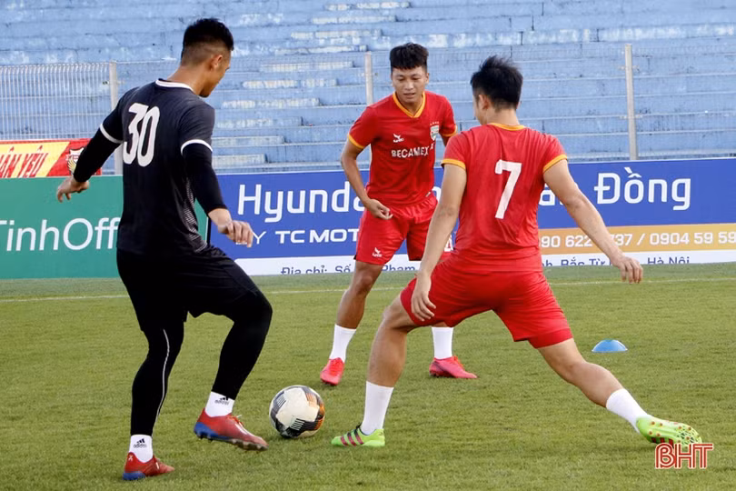 Các fan vây quanh Tiến Linh trong buổi tập làm quen SVĐ Hà Tĩnh