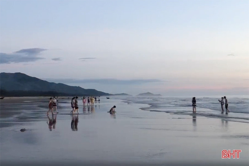 Sáng tinh mơ, du khách thích thú tắm biển, mua hải sản ở Hà Tĩnh