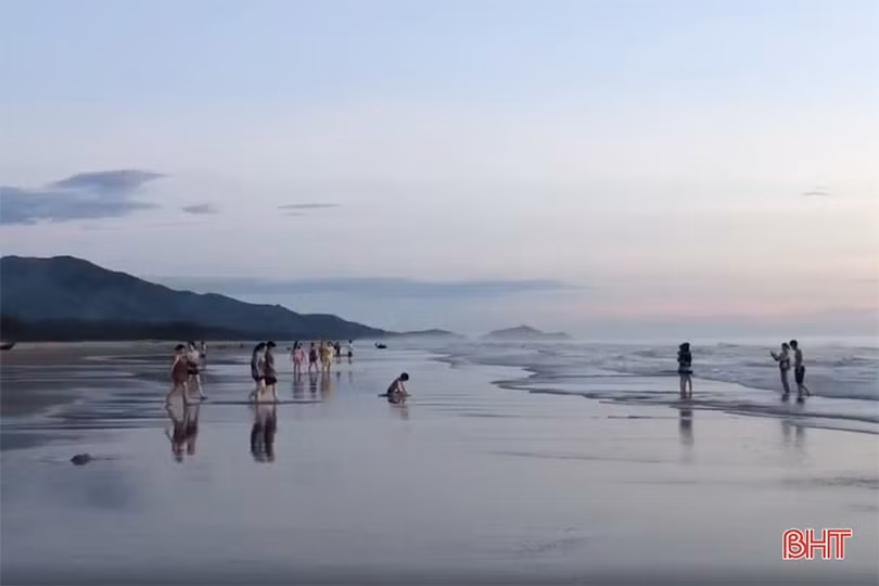 Sáng tinh mơ, du khách thích thú tắm biển, mua hải sản ở Hà Tĩnh