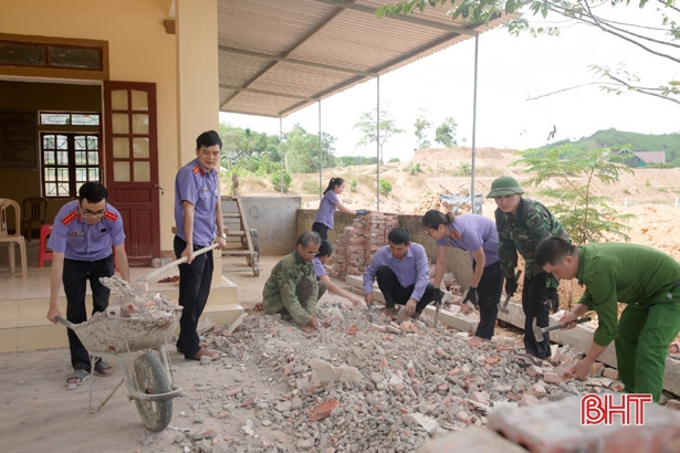 Gác ngày nghỉ, cán bộ, chiến sỹ ở Hương Sơn giúp dân xây dựng NTM