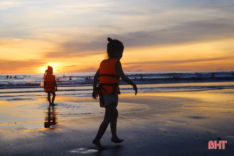 Sáng tinh mơ, du khách thích thú tắm biển, mua hải sản ở Hà Tĩnh