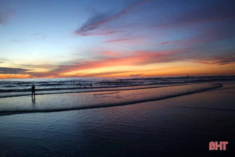 Sáng tinh mơ, du khách thích thú tắm biển, mua hải sản ở Hà Tĩnh