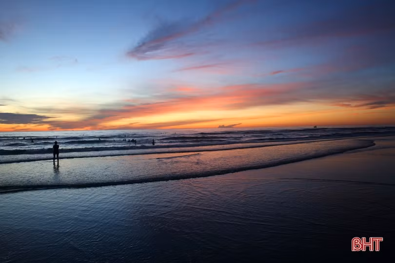 Sáng tinh mơ, du khách thích thú tắm biển, mua hải sản ở Hà Tĩnh