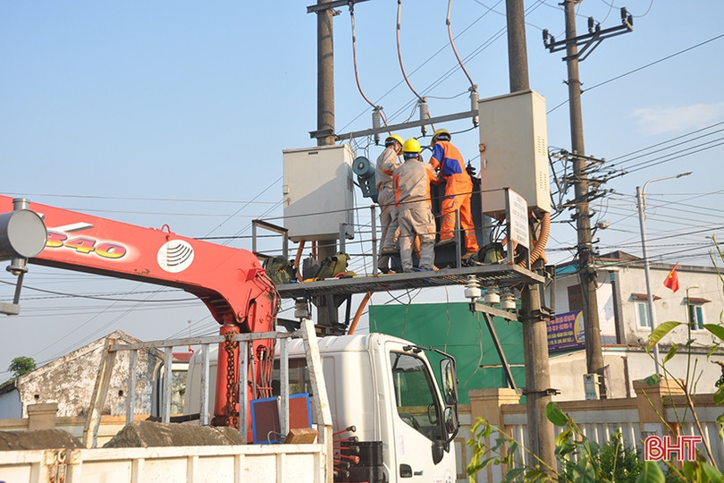 Công nhân Điện lực Hà Tĩnh “đội nắng” canh dòng điện an toàn