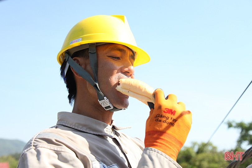 Công nhân Điện lực Hà Tĩnh “đội nắng” canh dòng điện an toàn