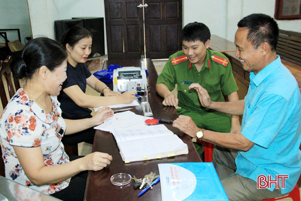 Người dân Nghi Xuân vui mừng nhận tiền hỗ trợ sau hơn 25 năm “vụ giao đất trái thẩm quyền ở phía Nam cầu Bến Thủy 1” ảnh 1 Người dân Nghi Xuân vui mừng nhận tiền hỗ trợ sau hơn 25 năm “vụ giao đất trái thẩm quyền ở phía Nam cầu Bến Thủy 1”