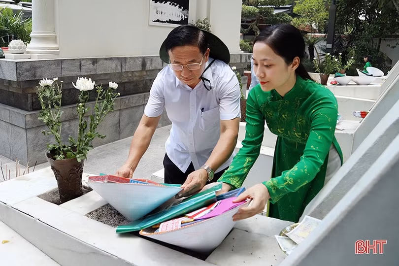 Thống đốc Ngân hàng Nhà nước Lê Minh Hưng dâng hương tại Khu di tích Ngã ba Đồng Lộc