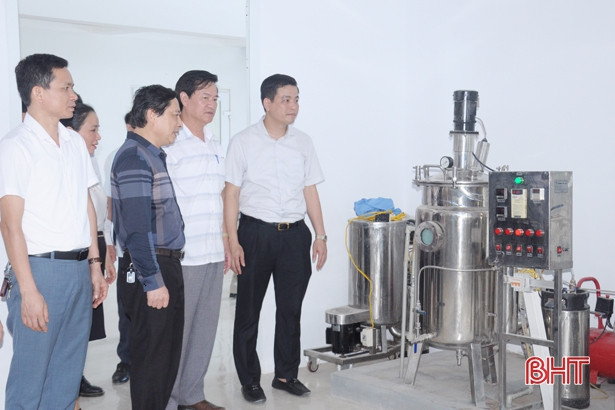 Gắn biển công trình chào mừng Đại hội Đảng bộ Khối CCQ&DN Hà Tĩnh