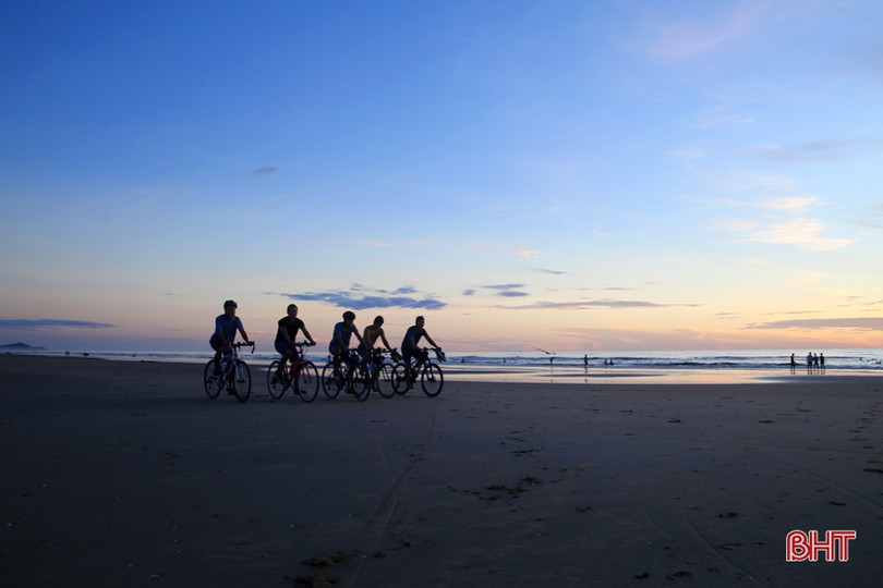 Sáng tinh mơ, du khách thích thú tắm biển, mua hải sản ở Hà Tĩnh