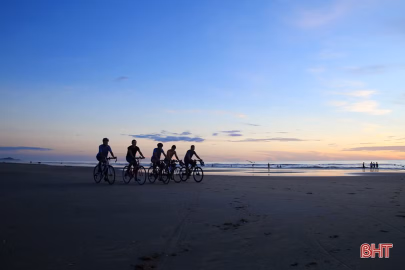 Sáng tinh mơ, du khách thích thú tắm biển, mua hải sản ở Hà Tĩnh