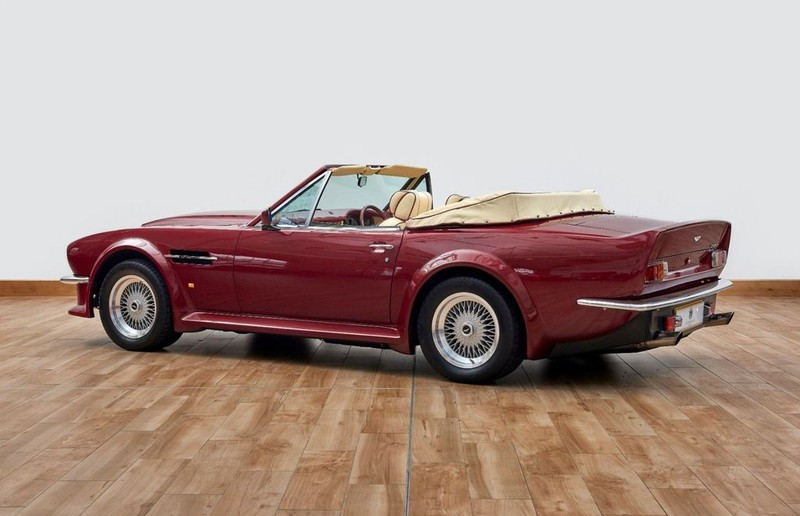 Xe cổ Aston Martin V8 Volante 1988 của David Beckham được rao bán