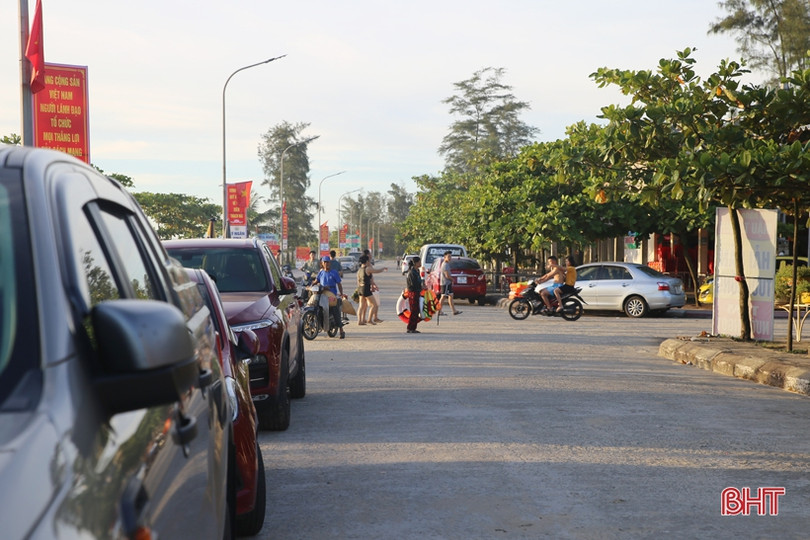 Sáng tinh mơ, du khách thích thú tắm biển, mua hải sản ở Hà Tĩnh