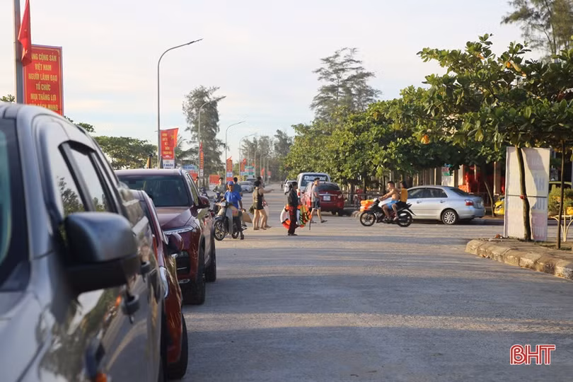 Sáng tinh mơ, du khách thích thú tắm biển, mua hải sản ở Hà Tĩnh