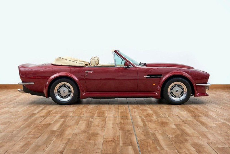 Xe cổ Aston Martin V8 Volante 1988 của David Beckham được rao bán